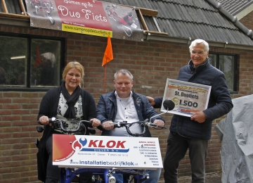 Installatiebedrijf Klok steunt het project samen op de duo fiets